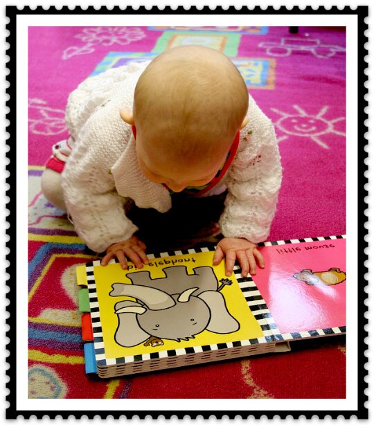малыш и книга для первого чтения
